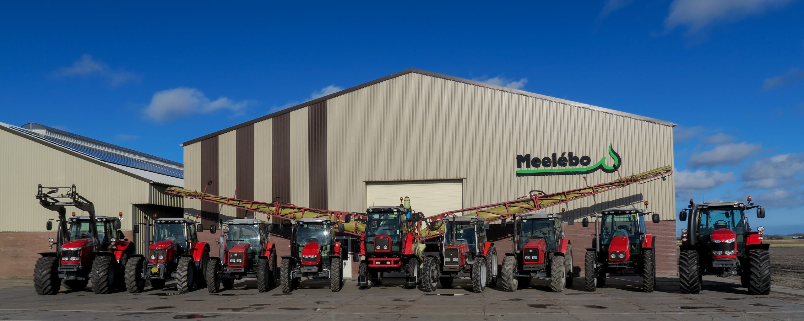 Meelébo bedrijfspand met tractors